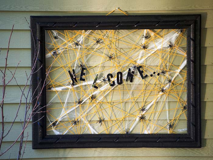 51. A Spidery Welcome #frontporch #halloween #decorhomeideas