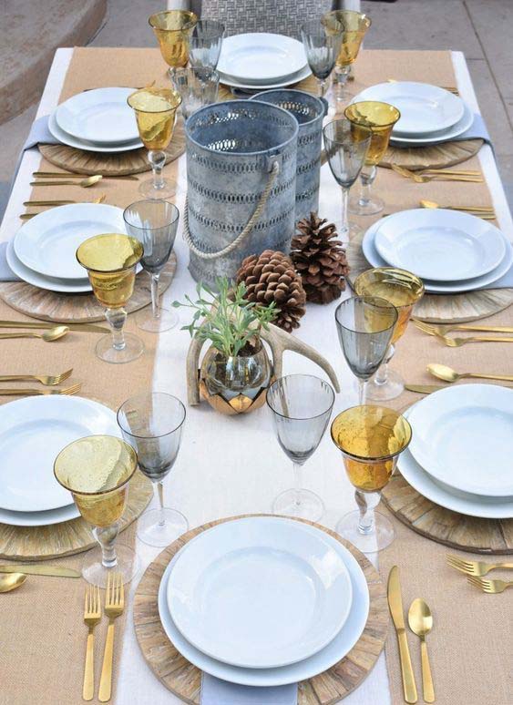 Whimsy Rustic Christmas Table With Wooden Placemats #Christmas #rustic #tablesetting #decorhomeideas