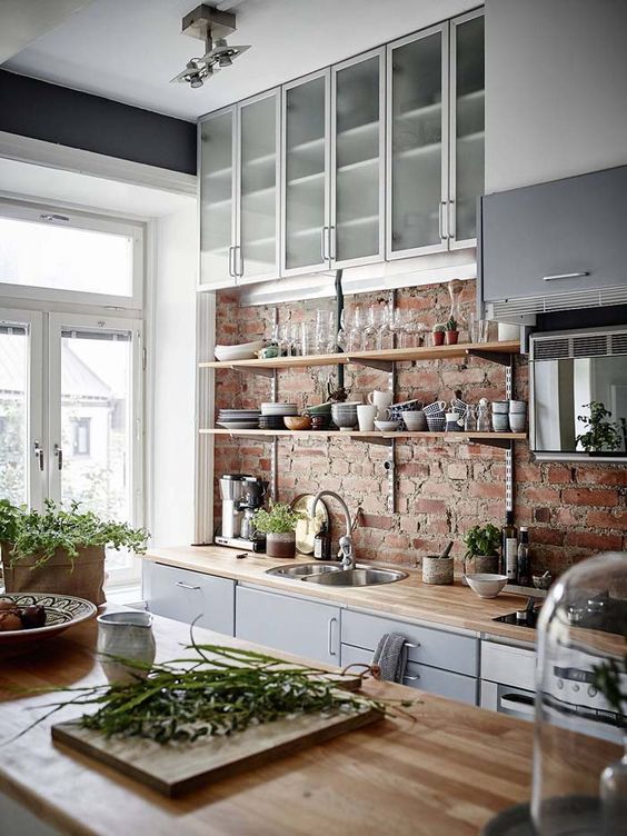 Brick Backsplash Has Organic Feel #brickbacksplash #kitchen #decorhomeideas