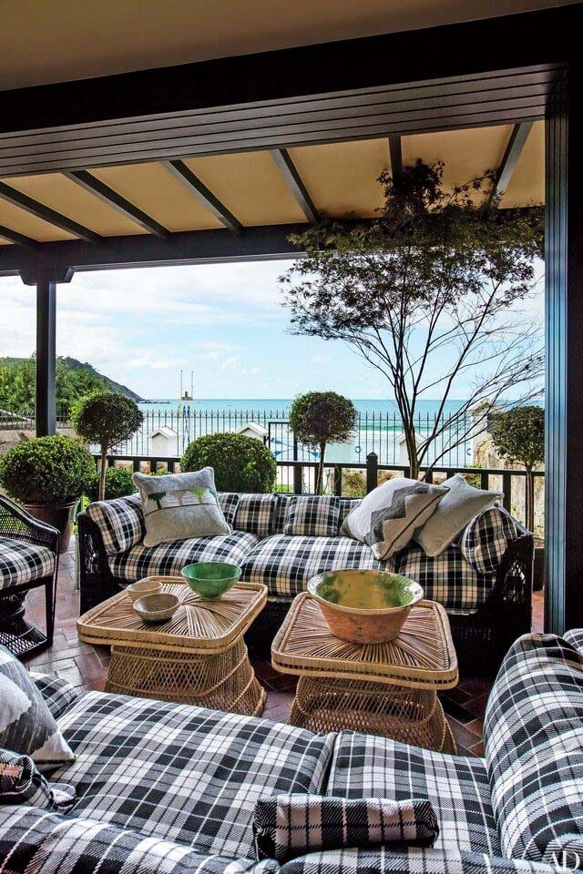 Relaxing Outdoor Living Spaces with Plaid Cushions #outdoorlivingspaces #decorhomeideas