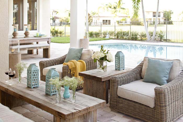 Vintage Look Wicker Furniture with Muted Accents #outdoorlivingspaces #decorhomeideas