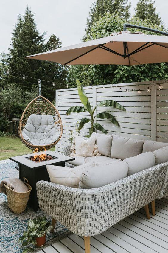 White Color For Wooden Floating Deck With Furnitures #deckideas #backyard #decorhomeideas