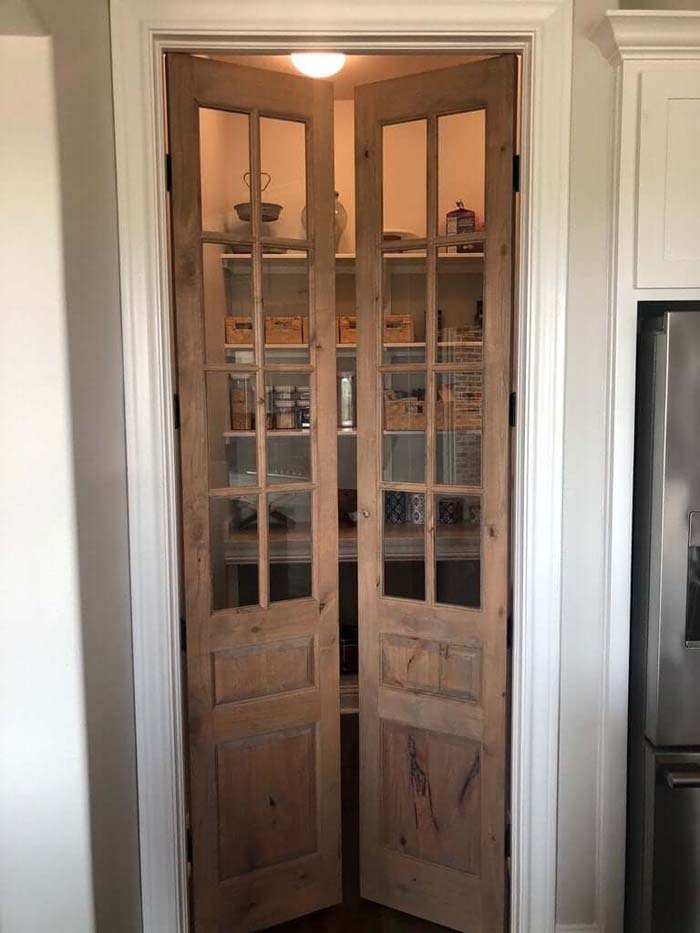Natural, Inviting, and Revealing Pantry Door Idea #pantrydoor #decorhomeideas