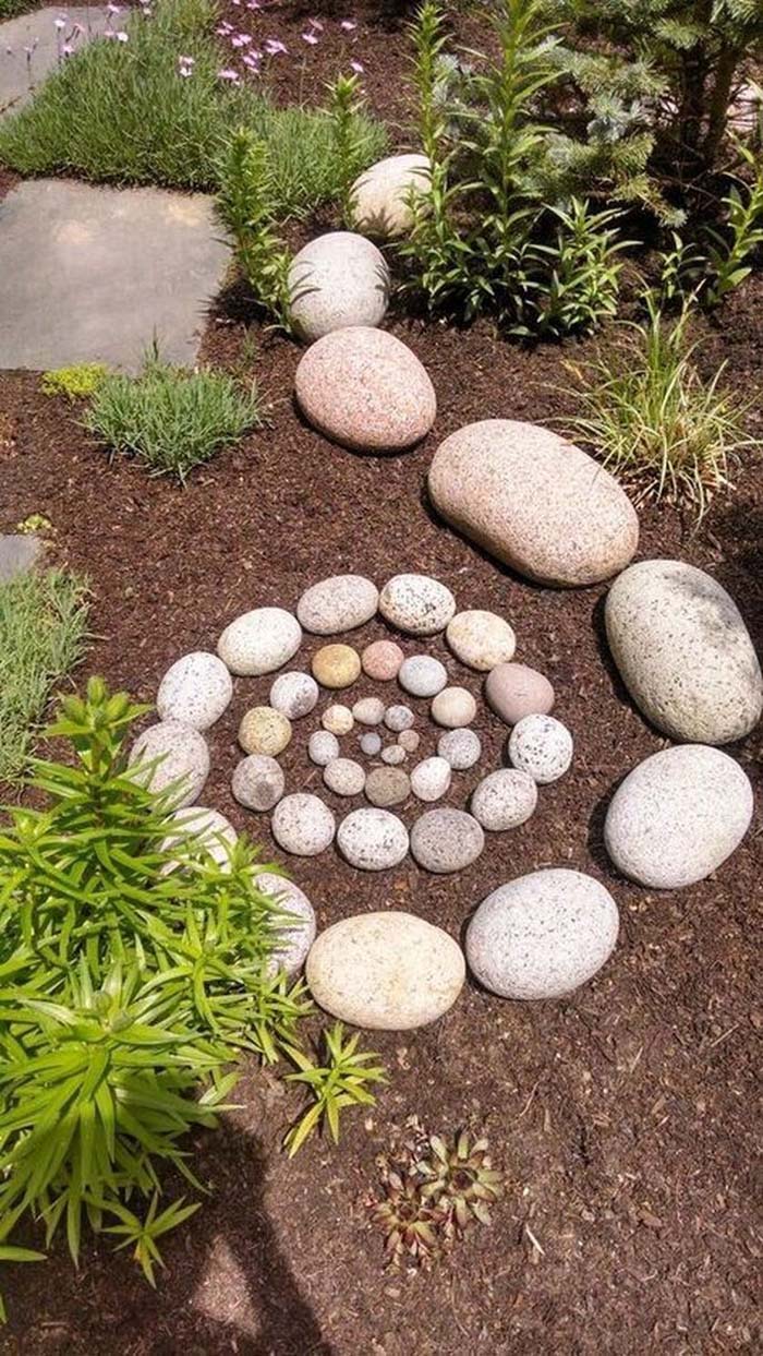 Different Sized River Rocks Form a Spiral in Mulch #decorhomeideas