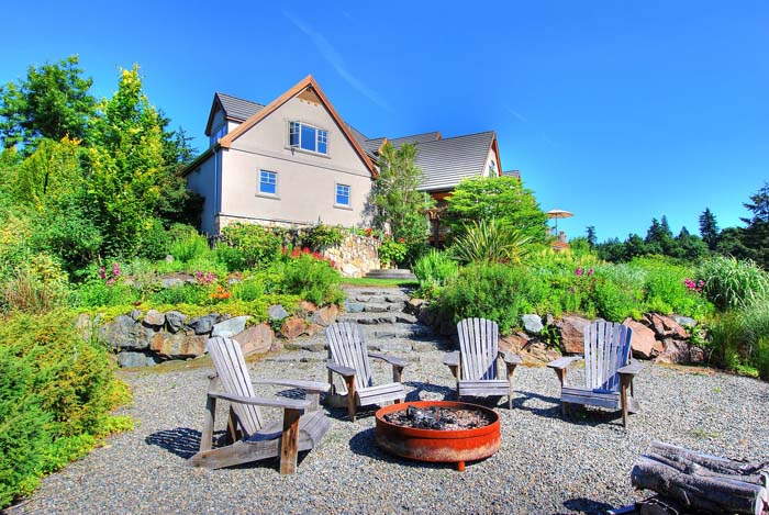 Pea Gravel Patio With Metal Fire Pit