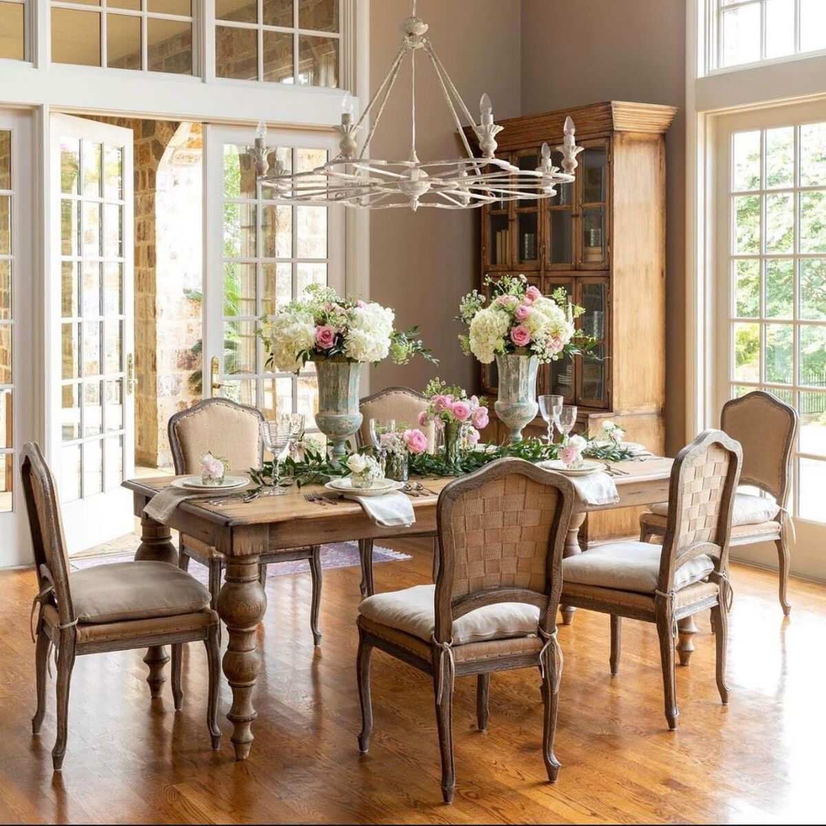 22 spring dining table decor 19