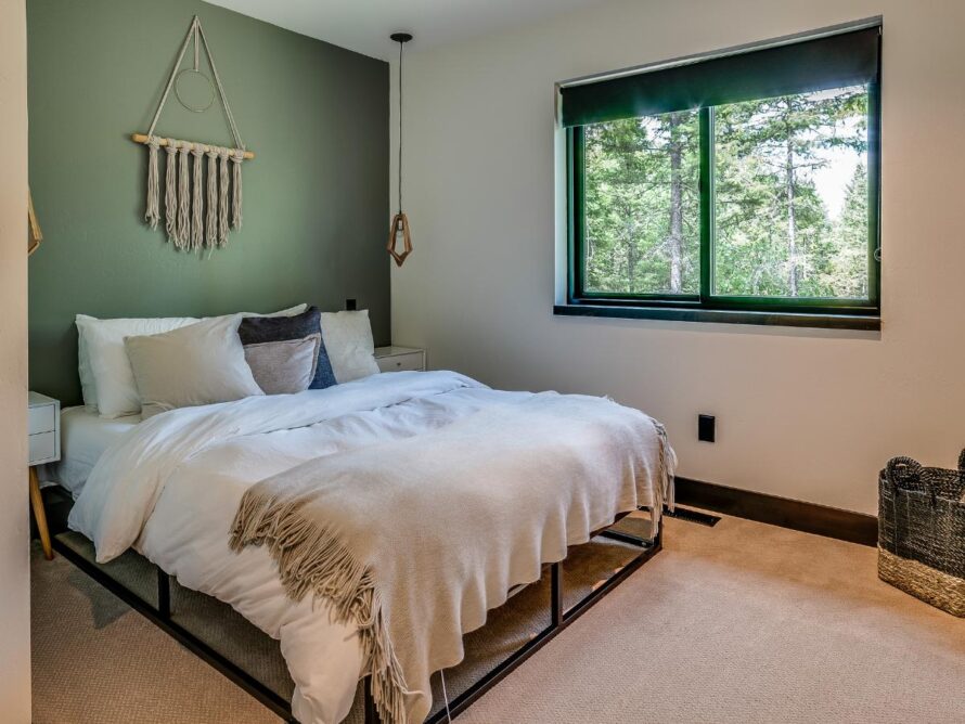 maximizing small bedroom space 09
