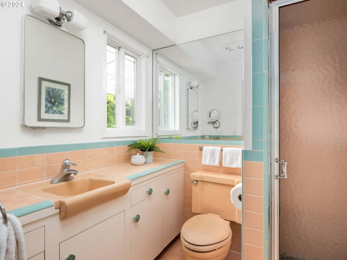 stunning bathroom color combinations 11