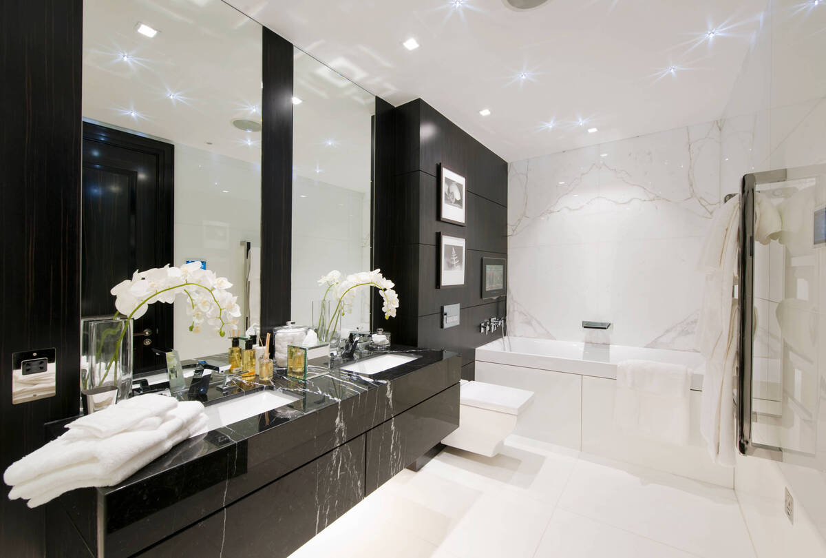 stunning bathroom color combinations 19