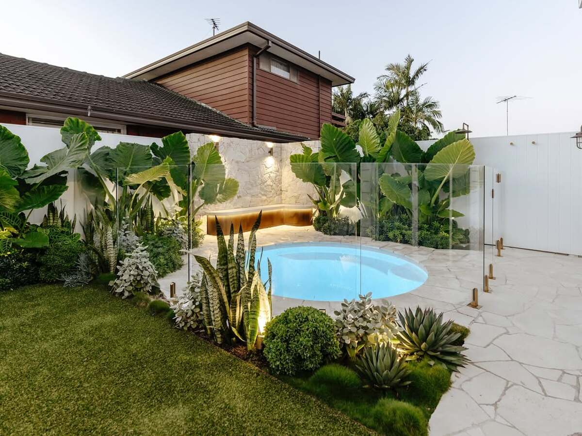 stunning small garden design 10