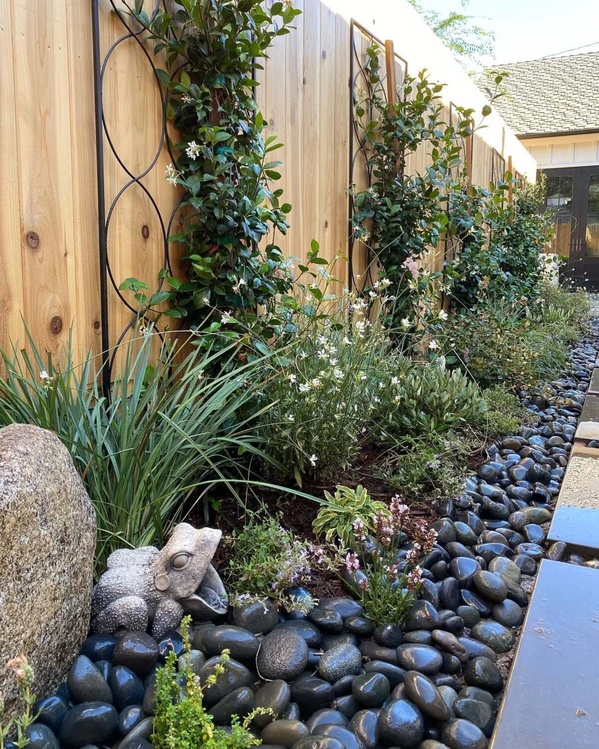 creative ways to use black rocks in landscaping 11
