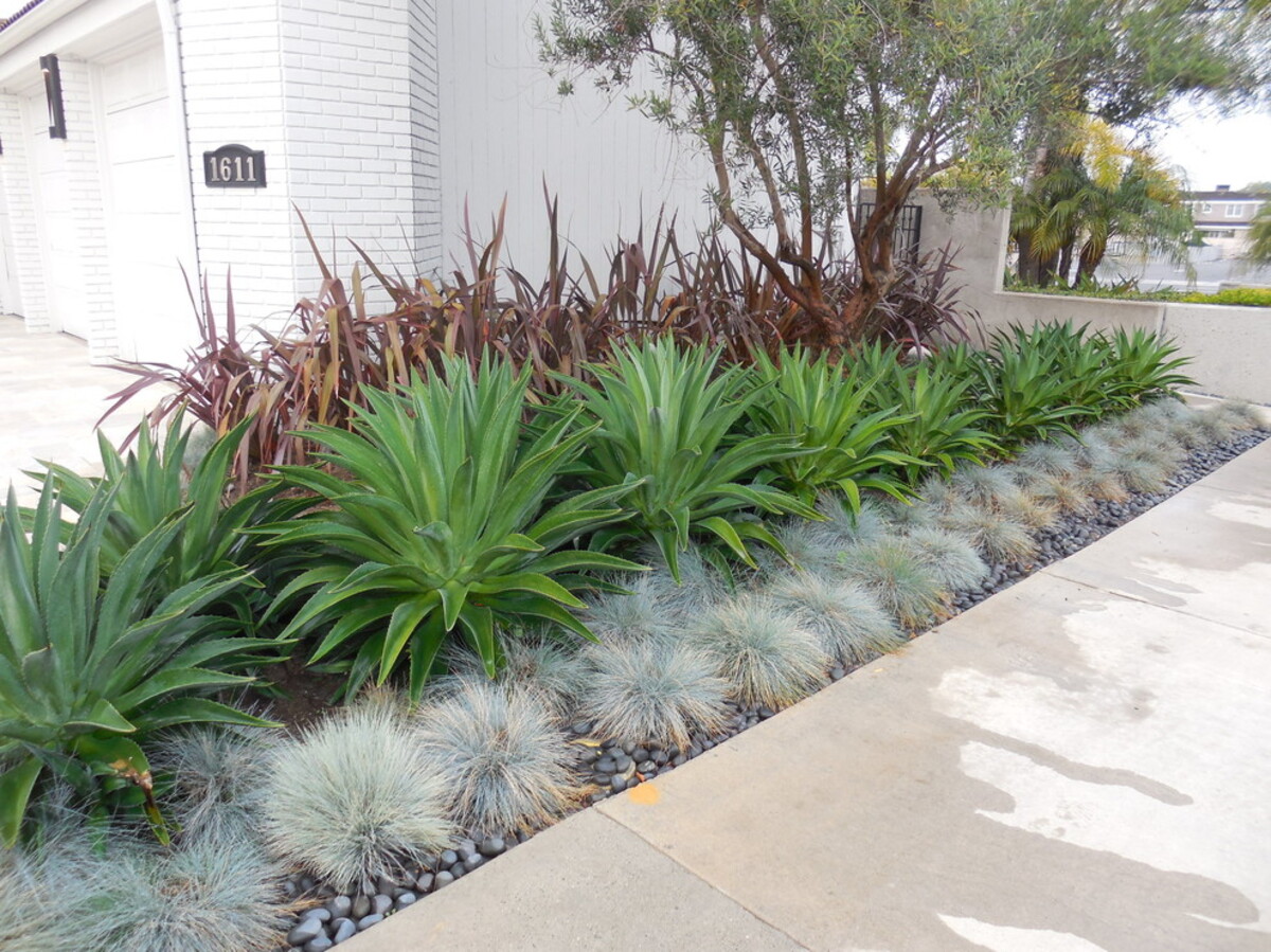 creative ways to use black rocks in landscaping 16