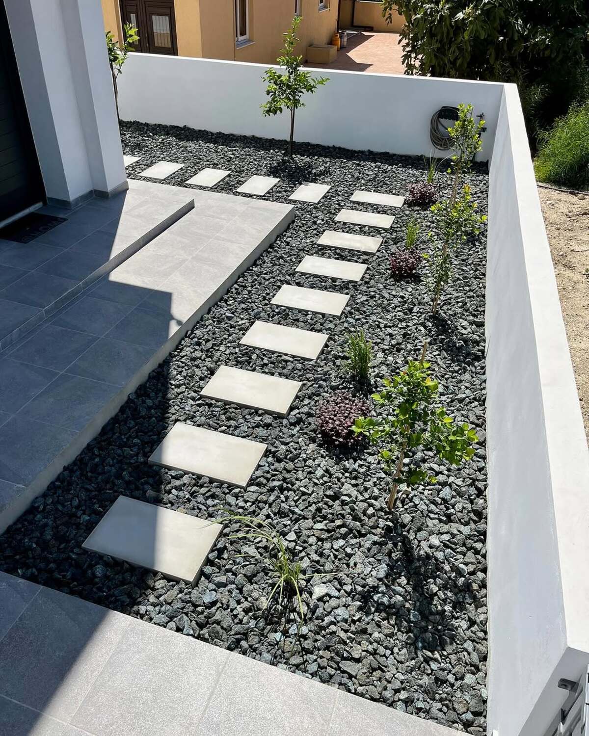creative ways to use black rocks in landscaping 7