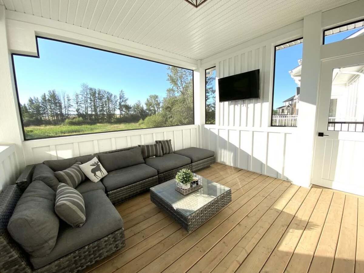 gorgeous screened in patio 3