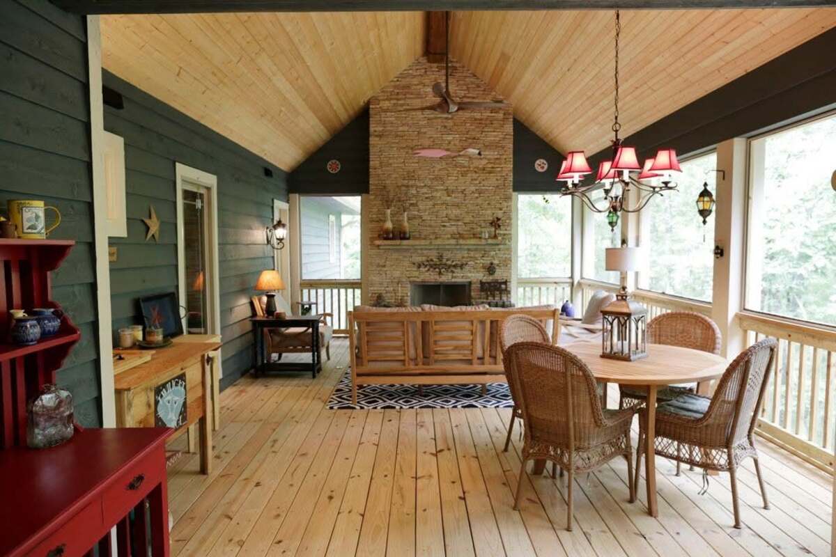 gorgeous screened in patio 9